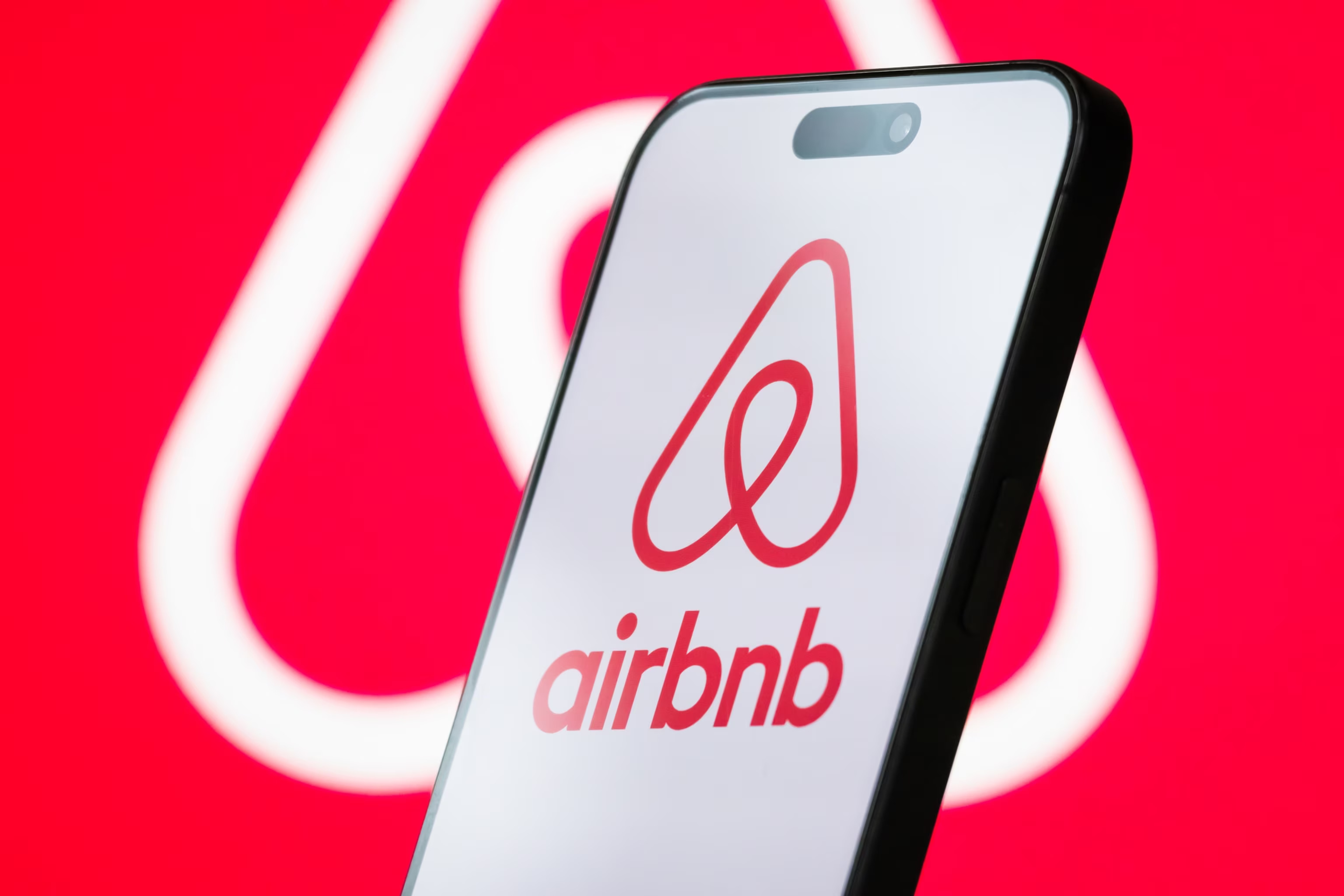 Airbnb Adds AI Search, Travel Maps and More Services in Fall Update
